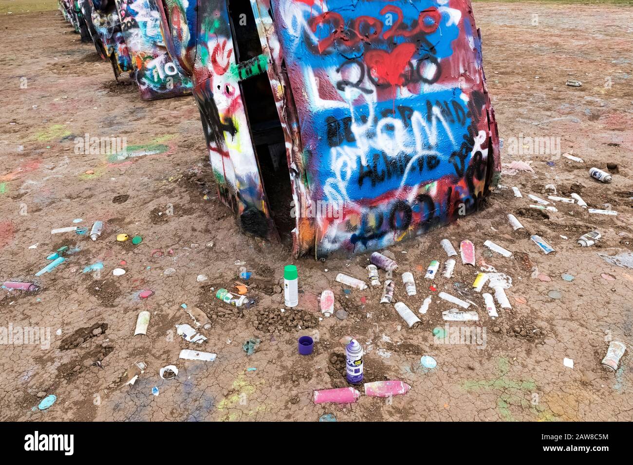 Cadillac Ranch, un'installazione d'arte di dieci famosi Cadillacs con pinne, dipinti a spruzzo dai visitatori tutti i giorni, lungo la Route 66 e l'Interstate 40 nei pressi di Amar Foto Stock