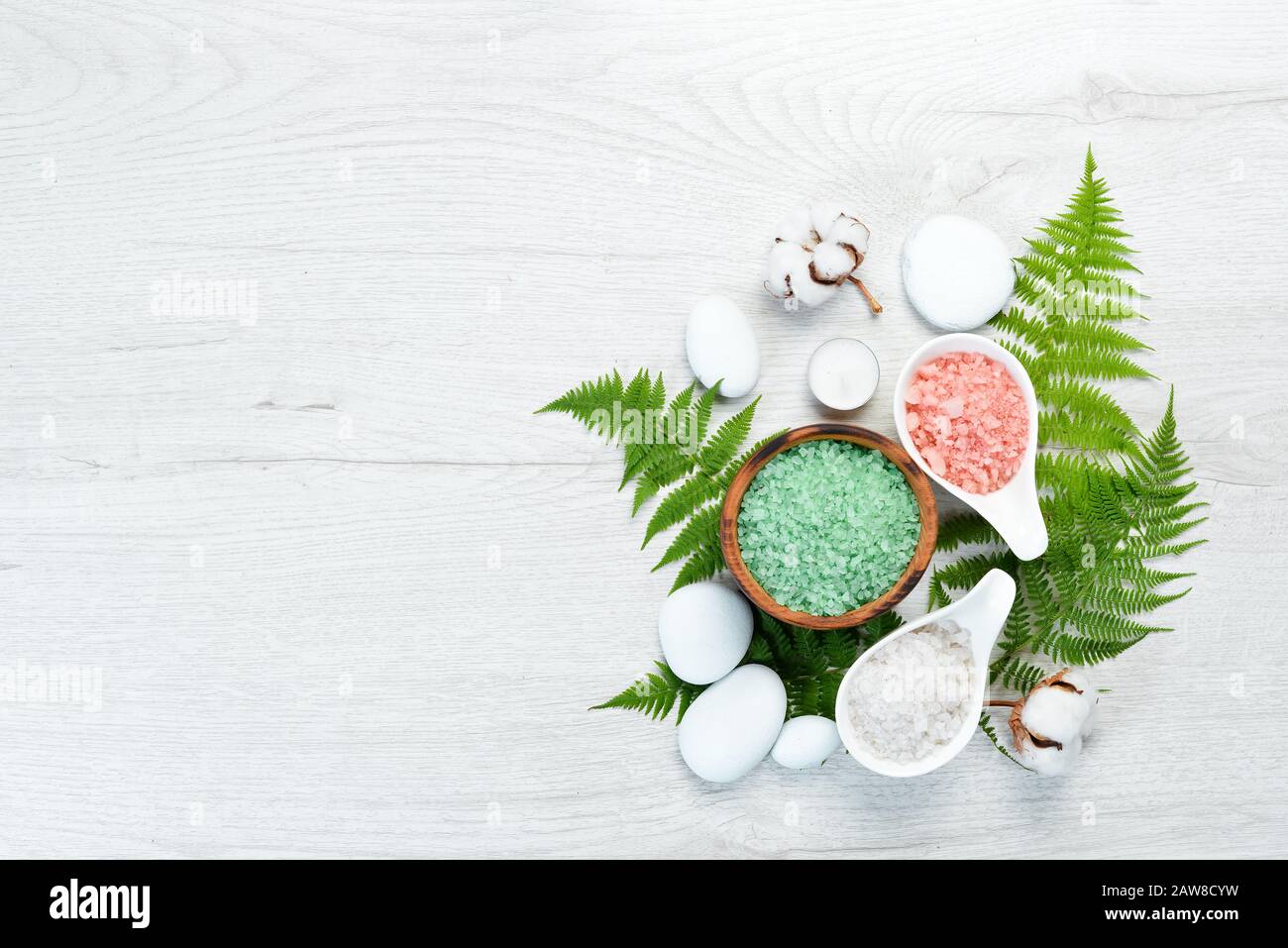 Sale marino aromatico colorato su un tavolo di legno bianco. Il concetto di cosmetici e spa. Vista dall'alto. Spazio libero di copia. Foto Stock