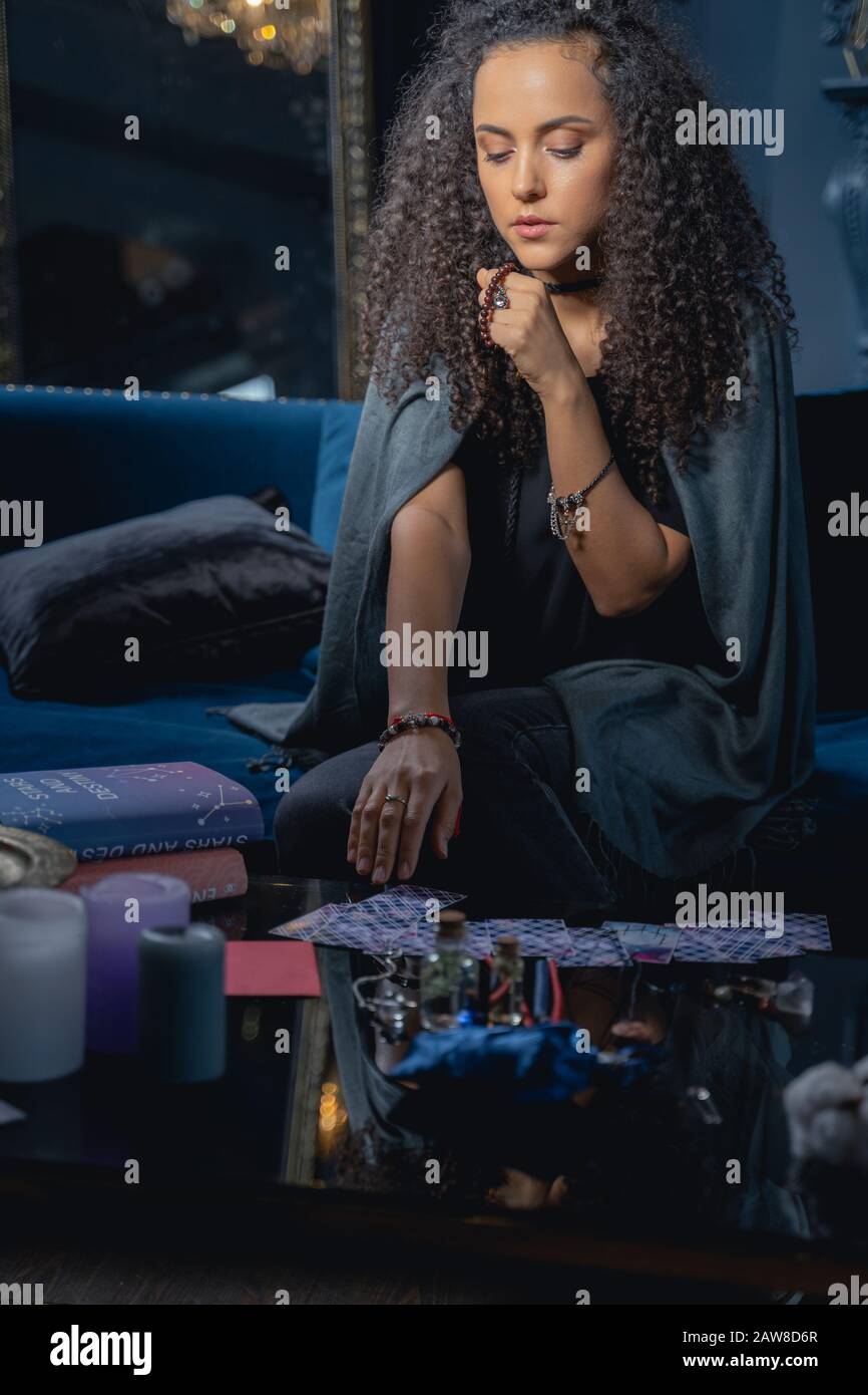 Calma giovane donna meditando con perle di preghiera Foto Stock