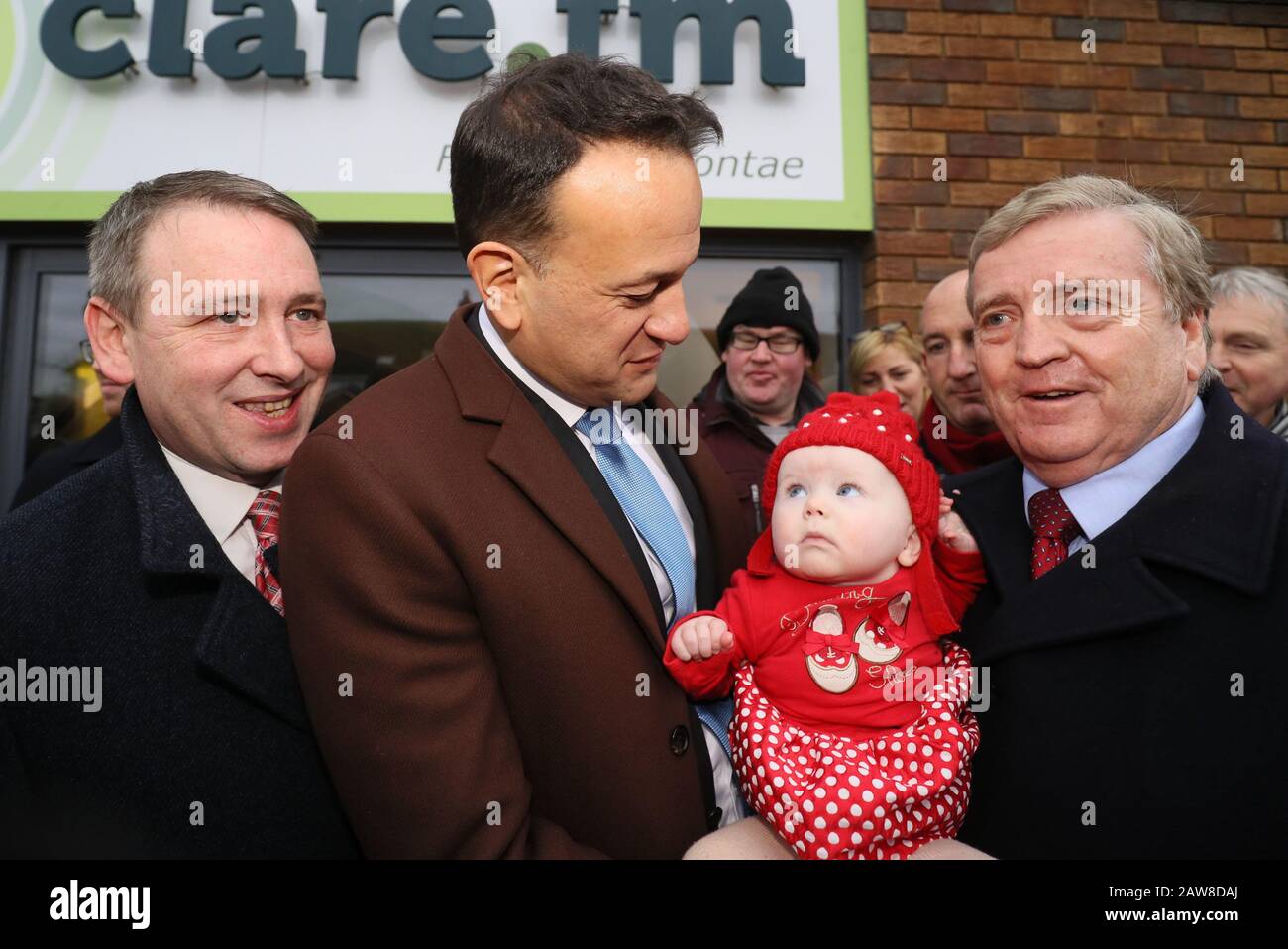 Taoiseach Leo Varadkar con fine Gael candidati per il collegio elettorale di Clare Joe Carey (a sinistra) e Pat Breen (a destra), che tiene la sua nipote di 8 mesi Aoibhin Breen, al di fuori di Clare FM durante l'ultimo giorno di campagna elettorale generale a Ennis, Co Clare. Foto Stock