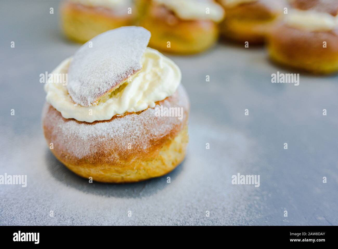 Semla svedese panna montata su sfondo grigio cemento. Shrove Martedì dessert Foto Stock