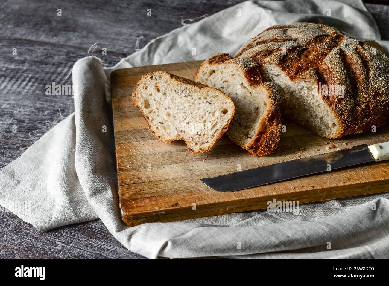 Pane fresco di grano saraceno fatto in casa. Pane sano con pasta di sourdough. Sfondo con posto per il testo Foto Stock