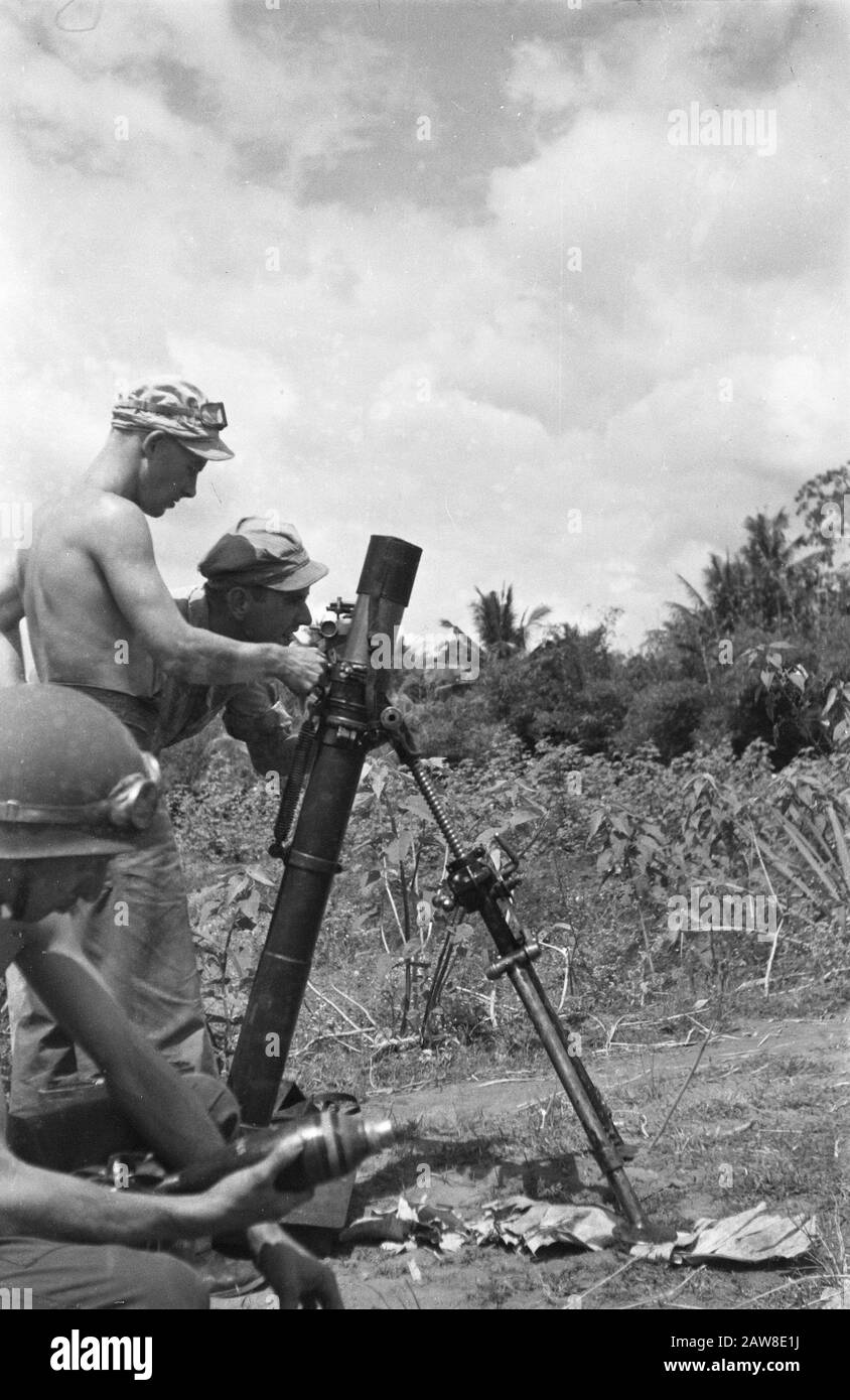 La strada da Yogya a Pakem restaurata da Genie sulla strada da Yogya-Pakem uno cerca per un po 'di tempo una soluzione al problema dei ponti di danni causati da elementi dannosi. I pionieri di 1-15 R.I. hanno ora in collaborazione con il Genius ha concepito il piano di allontanarsi dal potash in modo che il ponte non sia più rilevante. Elementi indesiderati che potrebbero venire e visitare è impostato il mortaio. Il soldato pioniere classe 1st Weltevreden Rotterdam, meglio conosciuto come 'Pendekkie' e soldato classe 1st di migranti da Haarlem, visualizzazione arma Data: 24 marzo 1949 posizione: Indonesia, Java, D. Foto Stock La strada da Yogya a Pakem restaurata da Genie sulla strada da Yogya-Pakem uno cerca per un po 'di tempo una soluzione al problema dei ponti di danni causati da elementi dannosi. I pionieri di 1-15 R.I. hanno ora in collaborazione con il Genius ha concepito il piano di allontanarsi dal potash in modo che il ponte non sia più rilevante. Elementi indesiderati che potrebbero venire e visitare è impostato il mortaio. Il soldato pioniere classe 1st Weltevreden Rotterdam, meglio conosciuto come 'Pendekkie' e soldato classe 1st di migranti da Haarlem, visualizzazione arma Data: 24 marzo 1949 posizione: Indonesia, Java, D. Foto Stock