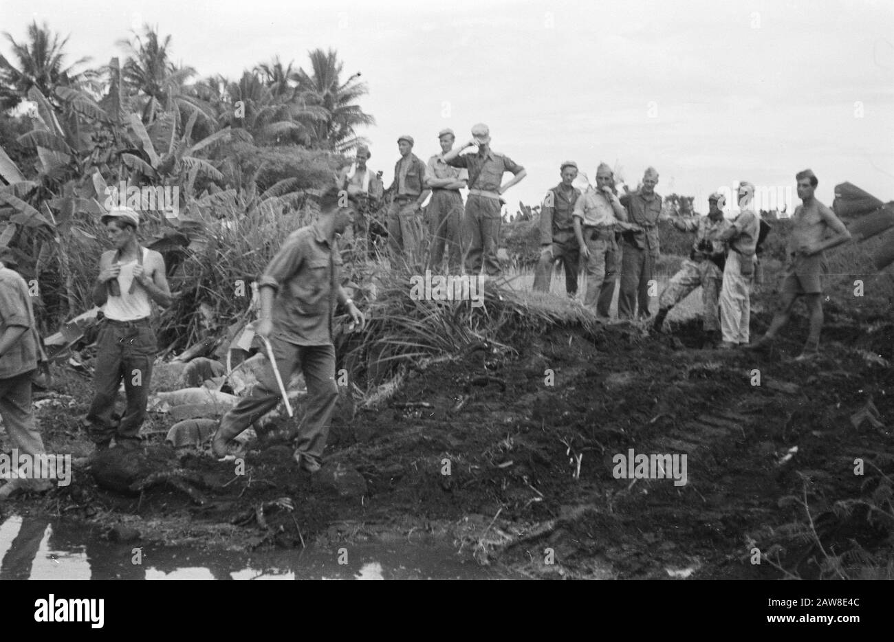 La strada da Yogya a Pakem restaurato da Genie descrizione: Sulla strada Djocja - Pakem alla ricerca di una per un po 'di tempo una soluzione al problema dei ponti danni causati da elementi dannosi. I pionieri 1-15 RI hanno ora in collaborazione con il Genius ha concepito il piano di allontanarsi dal potash che il ponte non gioca più Data: 24 marzo 1949 luogo: Indonesia, Java, Indie orientali olandesi Foto Stock La strada da Yogya a Pakem restaurato da Genie descrizione: Sulla strada Djocja - Pakem alla ricerca di una per un po 'di tempo una soluzione al problema dei ponti danni causati da elementi dannosi. I pionieri 1-15 RI hanno ora in collaborazione con il Genius ha concepito il piano di allontanarsi dal potash che il ponte non gioca più Data: 24 marzo 1949 luogo: Indonesia, Java, Indie orientali olandesi Foto Stock