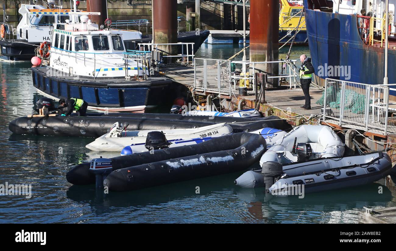 Le piccole imbarcazioni utilizzate per trasportare i migranti attraverso la Manica sono collegate al porto di dover nel Kent dopo che giovedì 90 migranti sono stati intercettati dalle autorità britanniche. Foto Stock