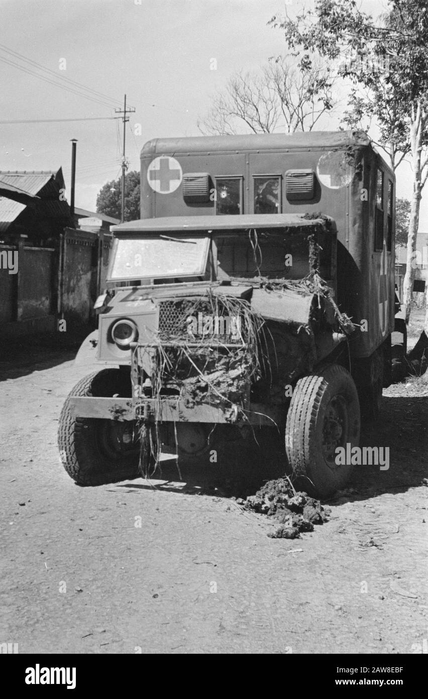 Bombardata Croce Rossa Descrizione Del Veicolo: Di recente, un'auto del servizio medico fornito agli emblemi della Croce Rossa in base alla regolamentazione internazionale, adottata da un mob attaccato. Il conducente ha ricevuto una ferita da sparo e l'auto ha guidato in un potash. Fortunatamente nessuna vita da rimpiangere. Vista dell'ambulanza gravemente danneggiata Data: 1 aprile 1949 luogo: Indonesia Indie orientali olandesi Foto Stock