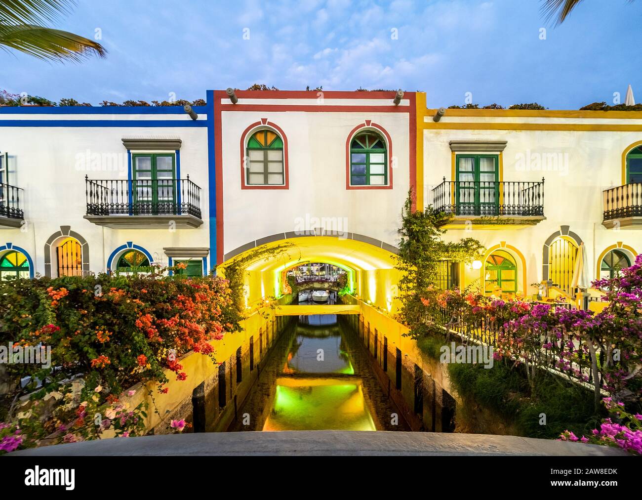 Architettura con fiori a Puerto de Mogan di notte, isola di Gran Canaria, Spagna Foto Stock