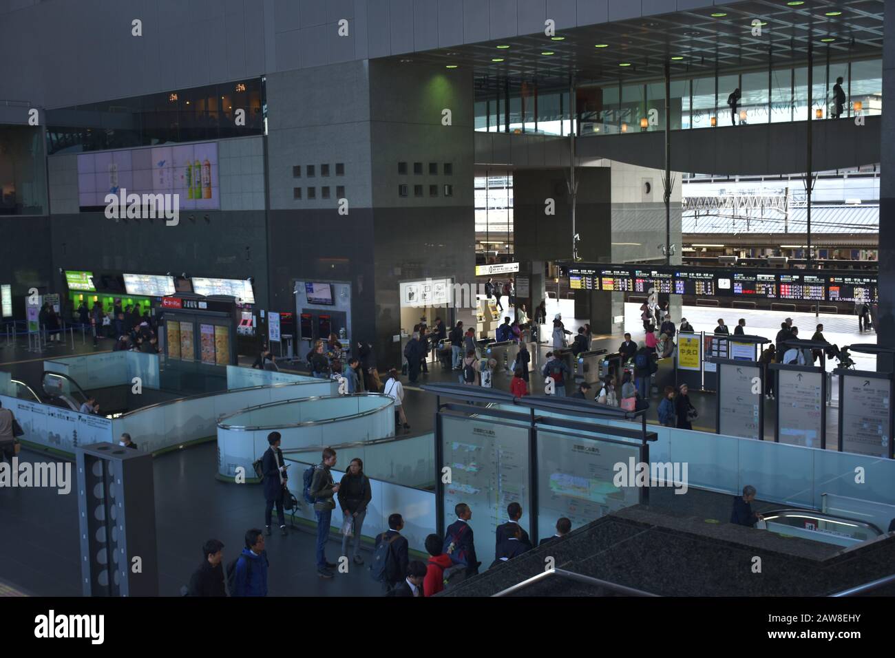 Persone che camminano alla stazione ferroviaria di Kyoto Foto Stock