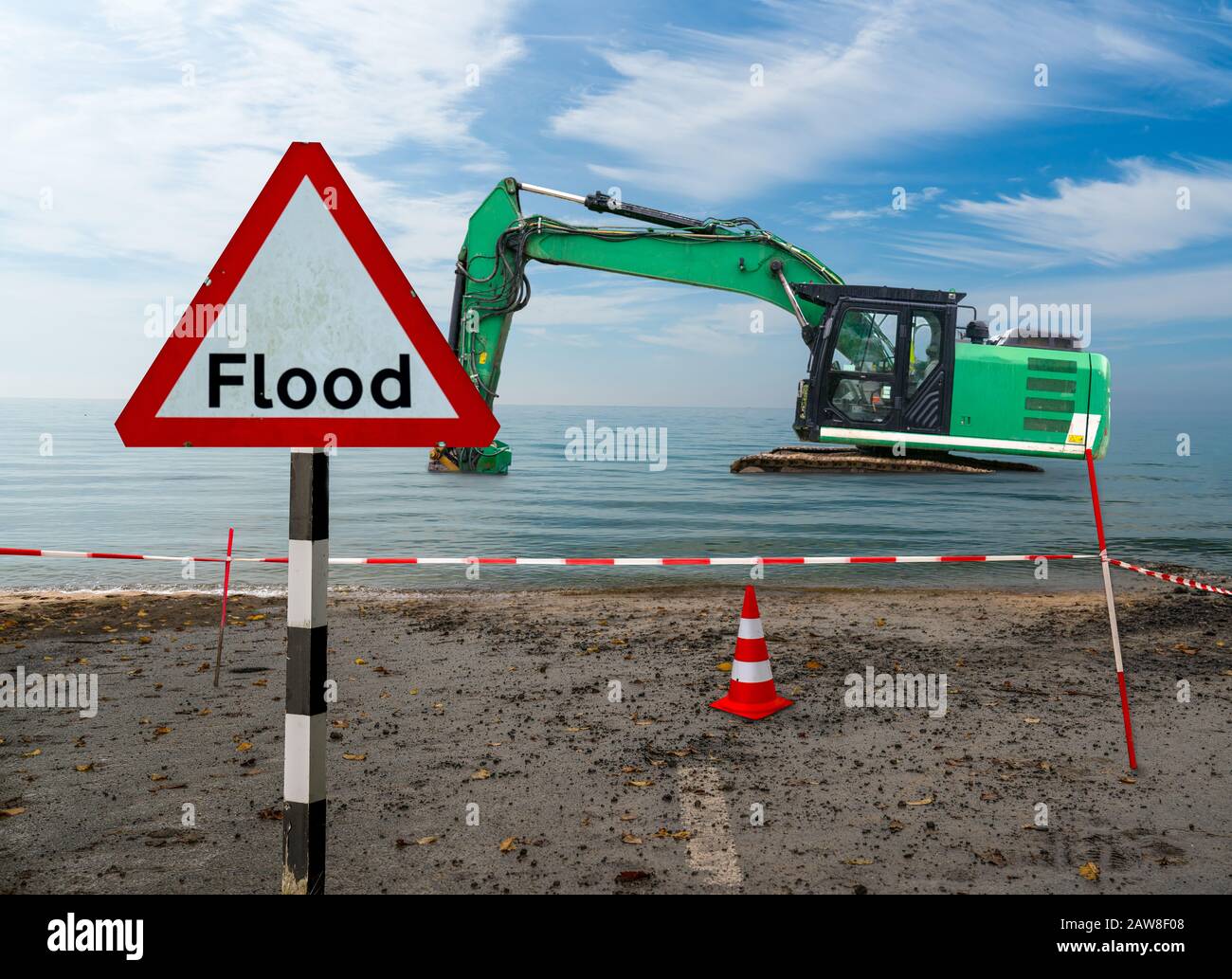 concept foto di una strada allagata a causa del cambiamento climatico con un cartello stradale in primo piano Foto Stock