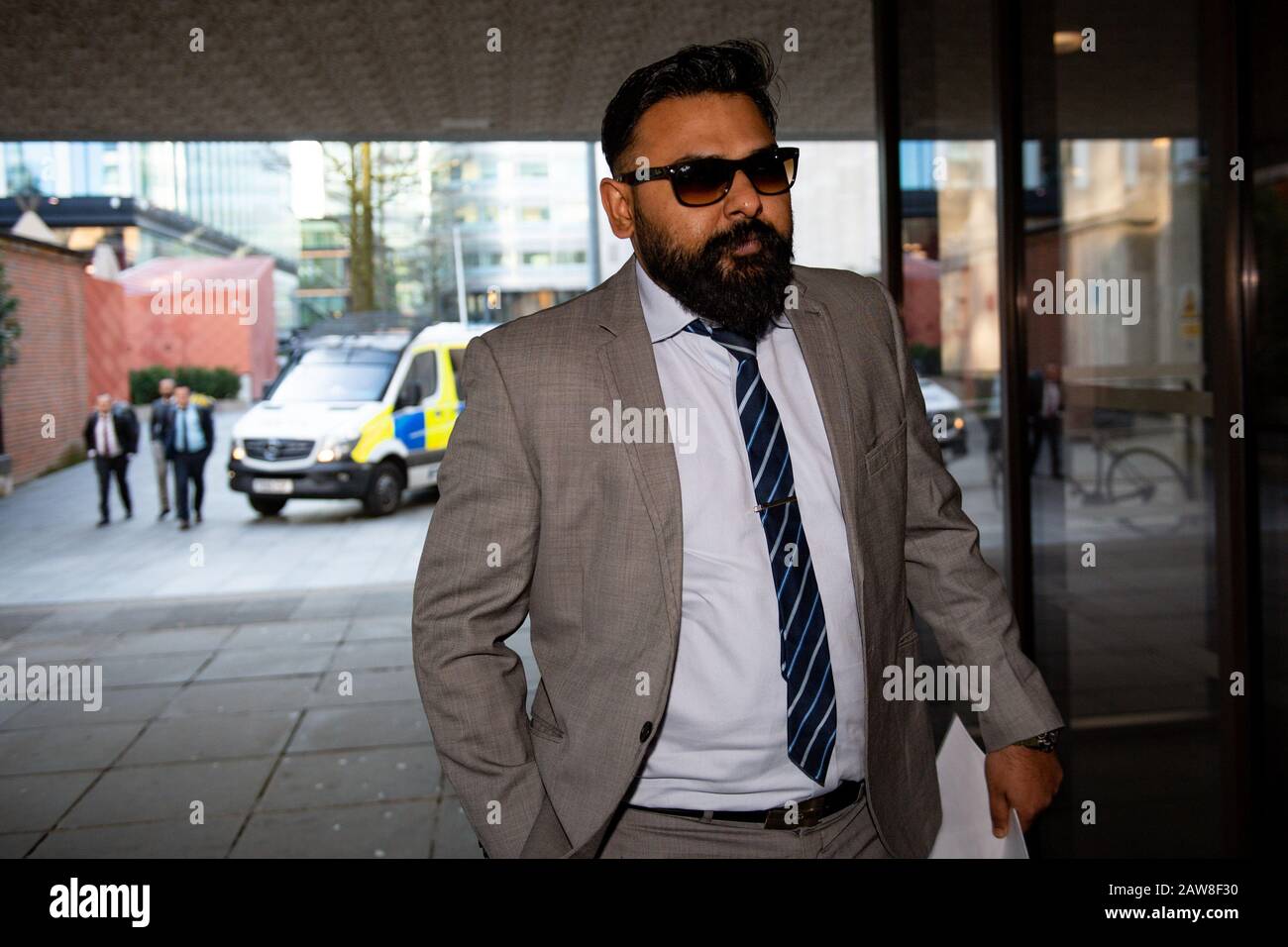 Mohammed Ijaz arrivo a Manchester Crown Court dove lui e Pakistan internazionale Bastman Nasir Jamshaid e Yousef Anwar sono destinati a essere condannati dopo che hanno cospirato per offrire tangenti ai giocatori di cricket professionali. Foto Stock