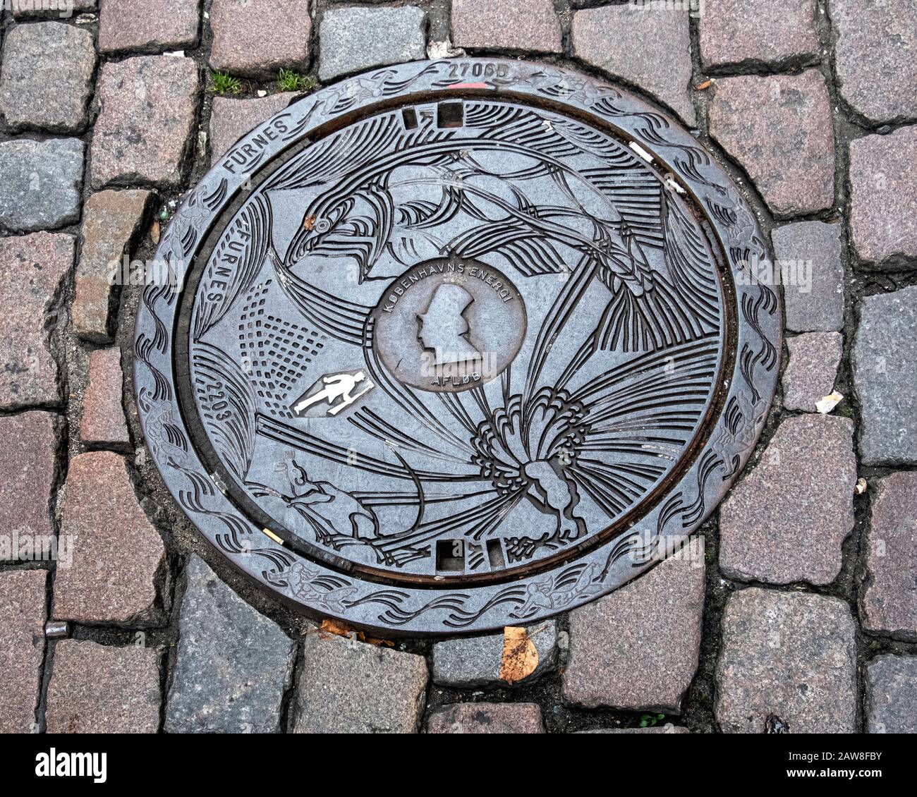 La copertina del tombino disegnata da Peter Hentze raffigura la storia di Hans Christian Andersen ‘il Soldato della Tin. Copenaghen, Danimarca Foto Stock