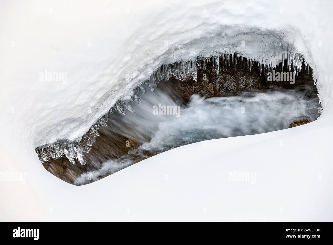 Cascata Grawa. Torrente alpino in stagione invernale. Neve, ghiaccio, acqua in movimento. Valle dello Stubai. Alpi austriache. Europa. Foto Stock