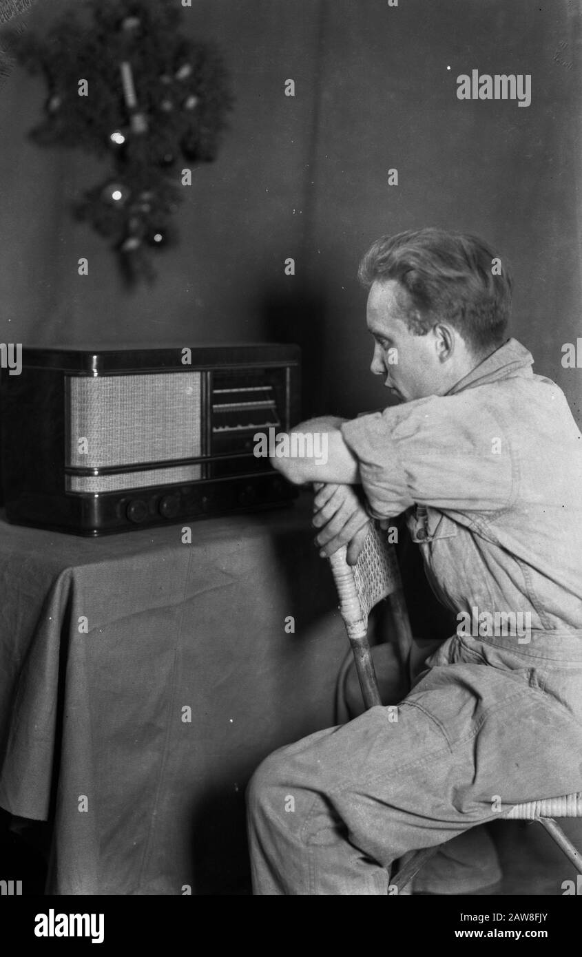 Uomo luisterst ad una radio .. Data Di Pubblicazione: 01/01/1947 Luogo: Indonesia Indie Orientali Olandesi Foto Stock