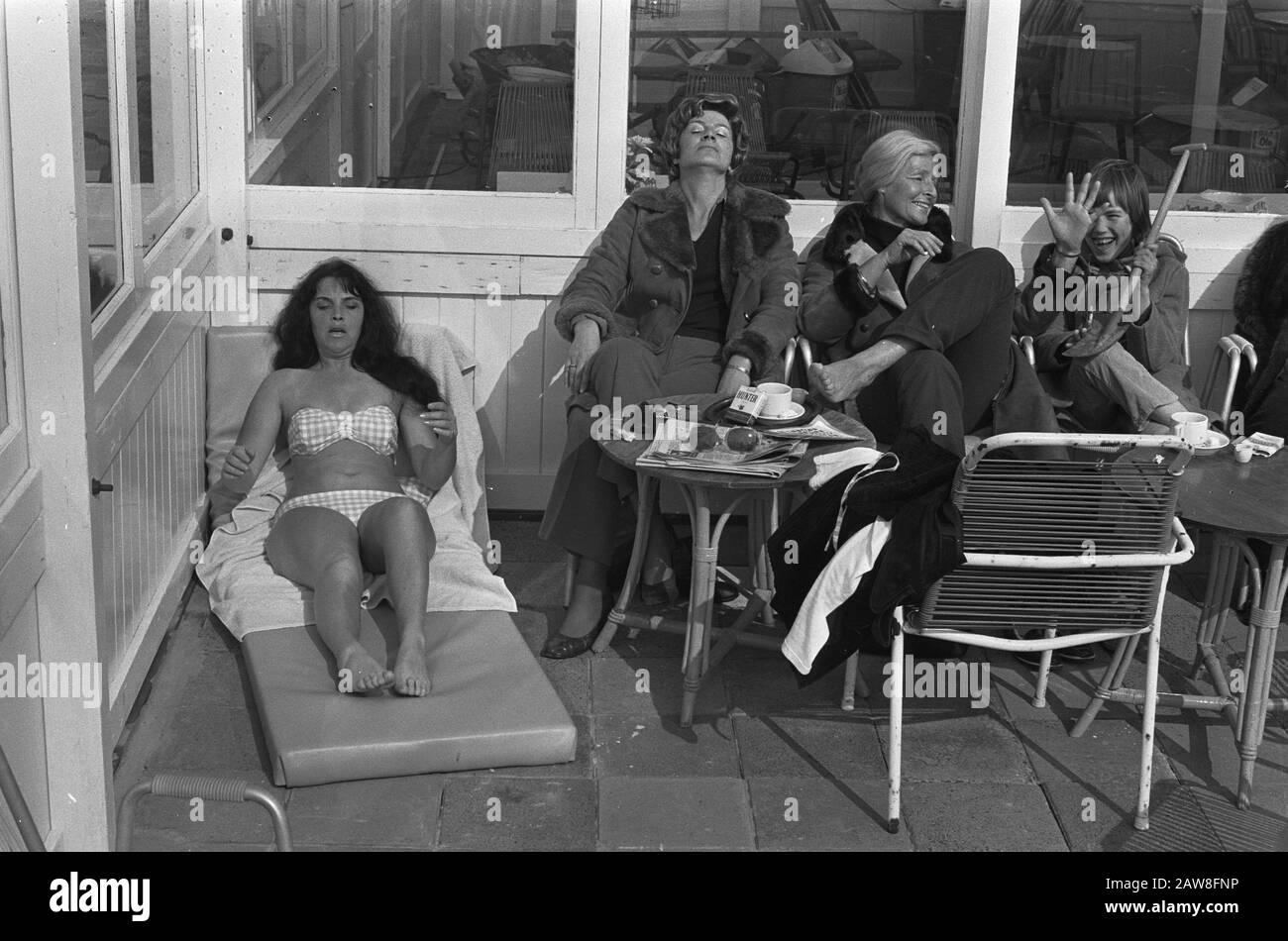 La primavera è iniziata, godendo il sole terrazza Data: 22 marzo 1973 Parole Chiave: Terrazze, prendere il sole Foto Stock