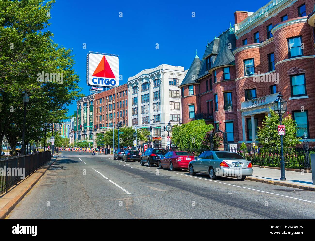 Boston, Massachusetts - Giugno del 2016, USA: Maratona di Boston, vista di Kenmore Square e Big Citgo logo sul tetto dell'edificio Foto Stock