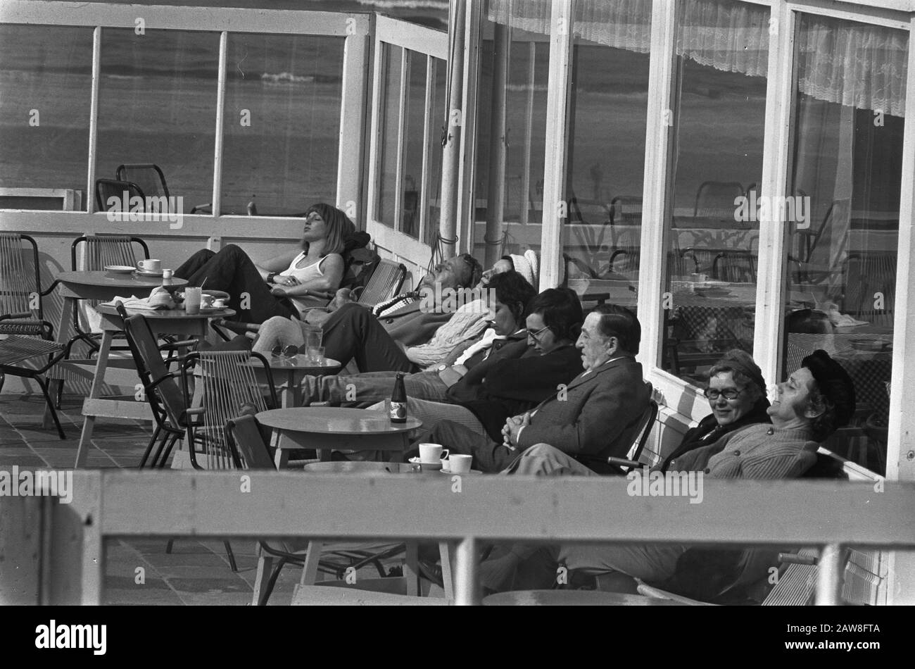 Primavera iniziato, godendo il sole terrazza Data: 22 marzo 1973 Parole Chiave: Terrazze Foto Stock