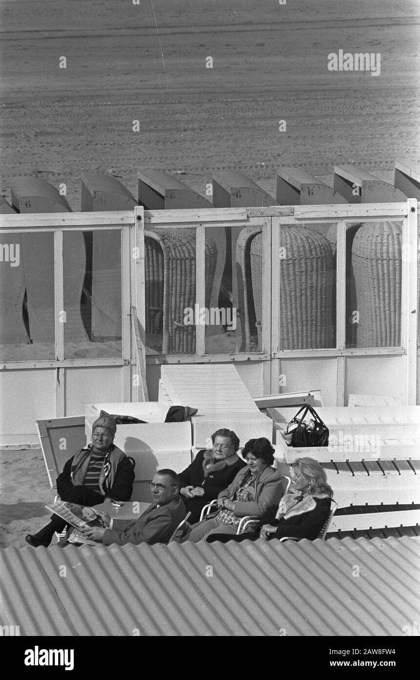 Primavera iniziato, godendo il sole terrazza Data: 22 marzo 1973 Parole Chiave: Terrazze Foto Stock