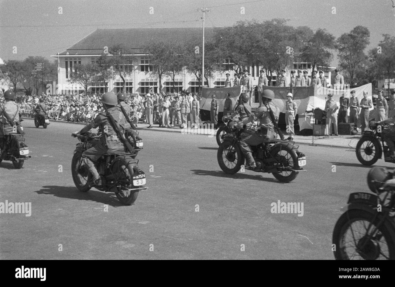 comando transfer gen.maj. Meyer al col. Mollinger il Semarang vallone-vallone indossava gen.maj. J.K. Meyer comando della Divisione B del col. F. Moll Inger. Alla cerimonia erano presenti, tra gli altri, il comandante dell'esercito e la Recomba di Giava Centrale. Data: 14 Settembre 1949 Luogo: Indonesia Indie Orientali Olandesi Foto Stock