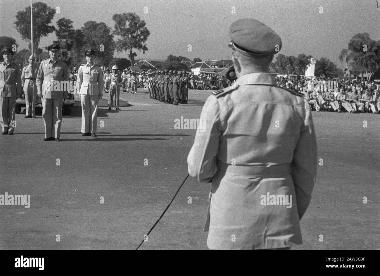 comando transfer gen.maj. Meyer al col. Mollinger il Semarang vallone-vallone indossava gen.maj. J.K. Meyer comando della Divisione B del col. F. Moll Inger. Alla cerimonia erano presenti, tra gli altri, il comandante dell'esercito e la Recomba di Giava Centrale. Data: 14 Settembre 1949 Luogo: Indonesia Indie Orientali Olandesi Foto Stock