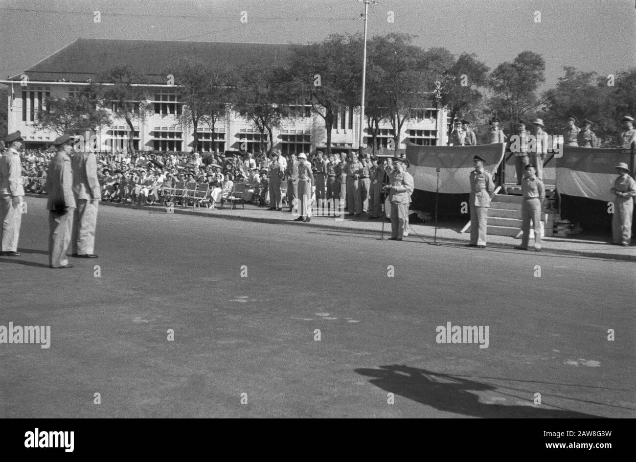 comando transfer gen.maj. Meyer al col. Mollinger il Semarang vallone-vallone indossava gen.maj. J.K. Meyer comando della Divisione B del col. F. Moll Inger. Alla cerimonia erano presenti, tra gli altri, il comandante dell'esercito e la Recomba di Giava Centrale. Data: 14 Settembre 1949 Luogo: Indonesia Indie Orientali Olandesi Foto Stock