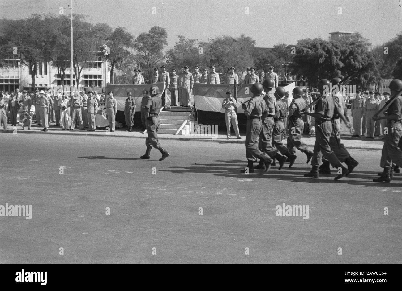 comando transfer gen.maj. Meyer al col. Mollinger il Semarang vallone-vallone indossava gen.maj. J.K. Meyer comando della Divisione B del col. F. Moll Inger. Alla cerimonia erano presenti, tra gli altri, il comandante dell'esercito e la Recomba di Giava Centrale. Data: 14 Settembre 1949 Luogo: Indonesia Indie Orientali Olandesi Foto Stock