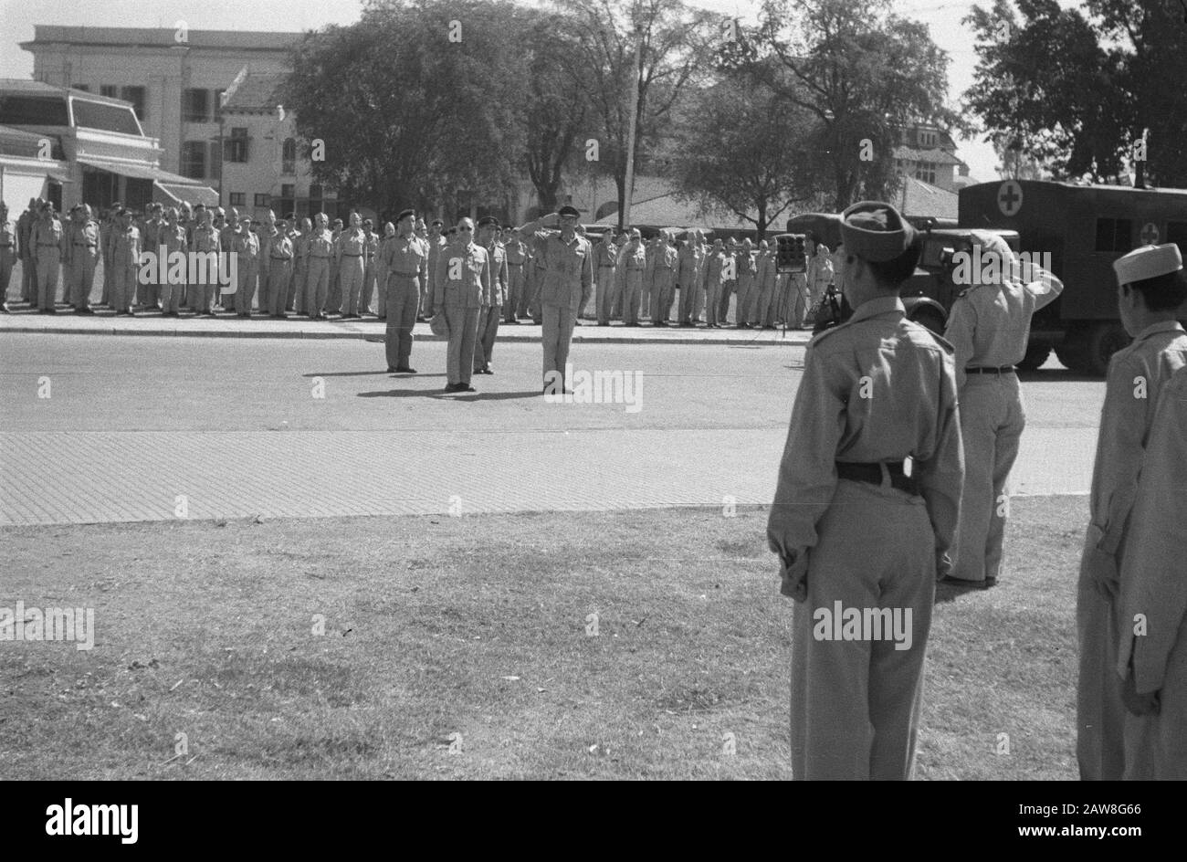 comando transfer gen.maj. Meyer al col. Mollinger il Semarang vallone-vallone indossava gen.maj. J.K. Meyer comando della Divisione B del col. F. Moll Inger. Alla cerimonia erano presenti, tra gli altri, il comandante dell'esercito e la Recomba di Giava Centrale. Data: 14 Settembre 1949 Luogo: Indonesia Indie Orientali Olandesi Foto Stock