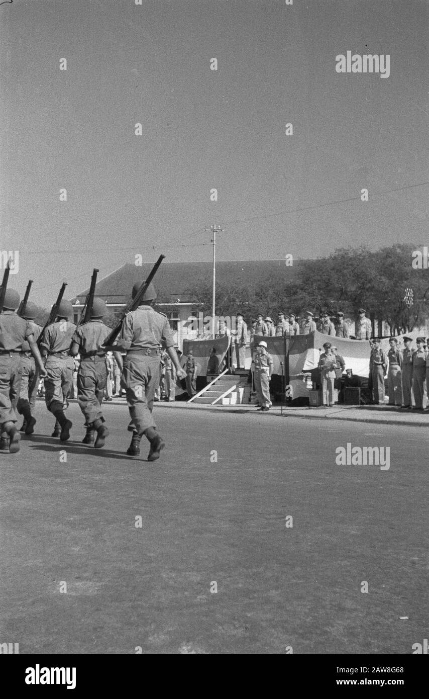 comando transfer gen.maj. Meyer al col. Mollinger il Semarang vallone-vallone indossava gen.maj. J.K. Meyer comando della Divisione B del col. F. Moll Inger. Alla cerimonia erano presenti, tra gli altri, il comandante dell'esercito e la Recomba di Giava Centrale. Data: 14 Settembre 1949 Luogo: Indonesia Indie Orientali Olandesi Foto Stock