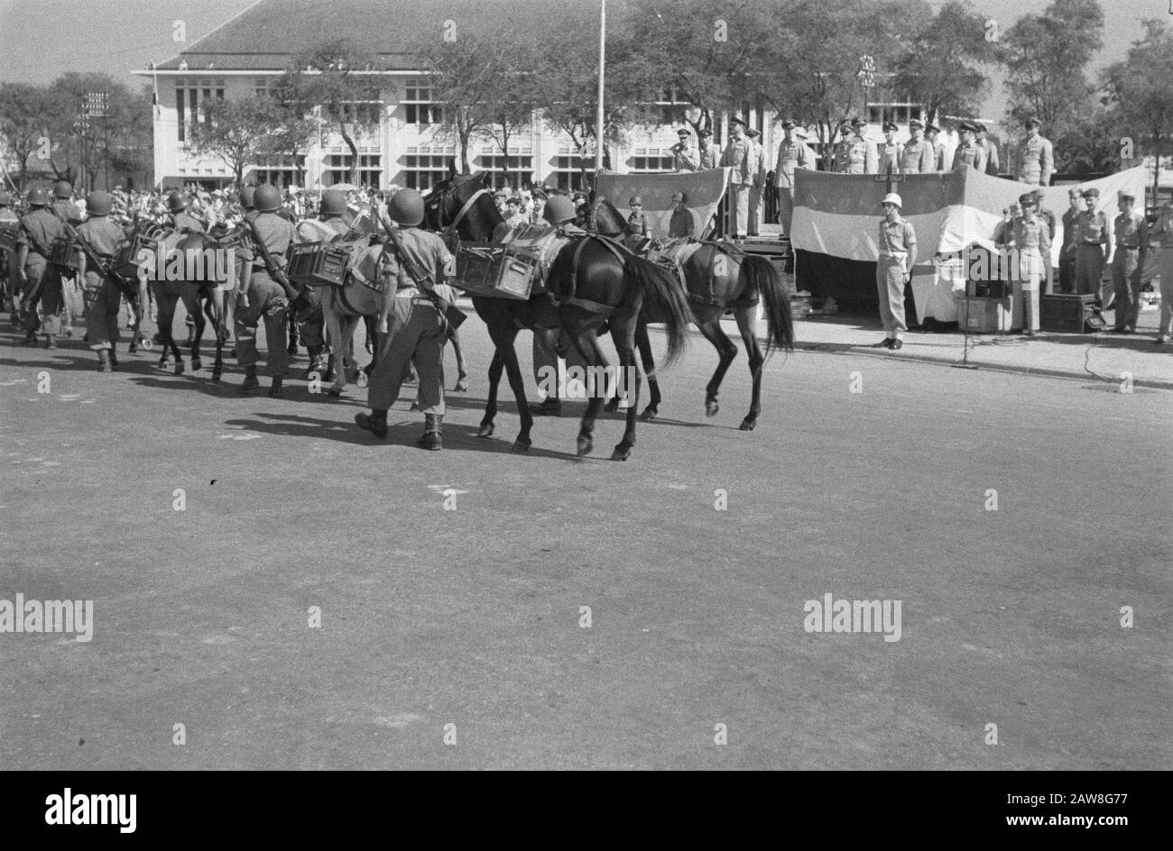 comando transfer gen.maj. Meyer al col. Mollinger il Semarang vallone-vallone indossava gen.maj. J.K. Meyer comando della Divisione B del col. F. Moll Inger. Alla cerimonia erano presenti, tra gli altri, il comandante dell'esercito e la Recomba di Giava Centrale. Data: 14 Settembre 1949 Luogo: Indonesia Indie Orientali Olandesi Foto Stock