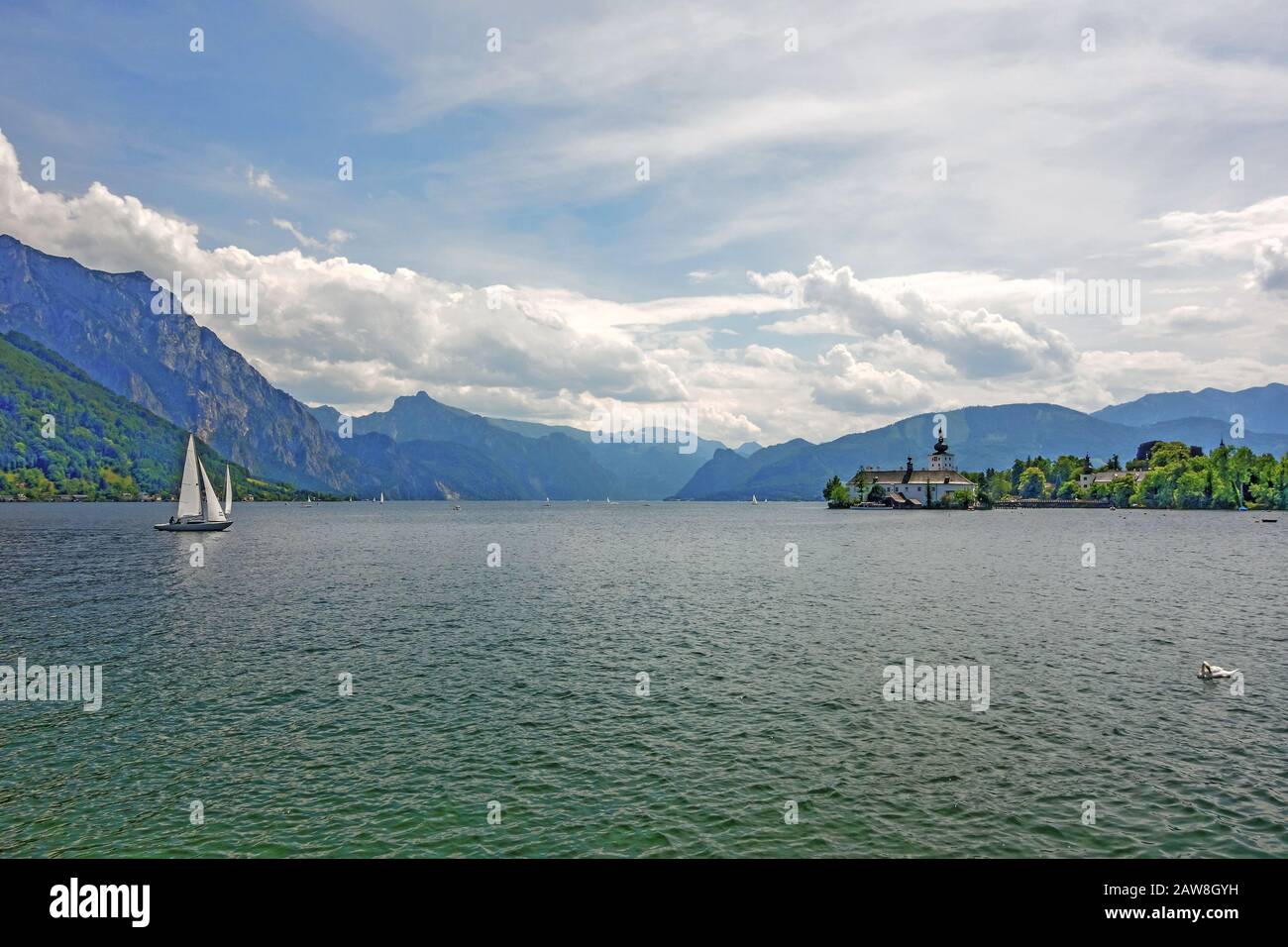 Schloss Ort, castello di Gmunden, Austria, Europa al Lago Traunsee - vista dal centro della città, passeggiata Foto Stock