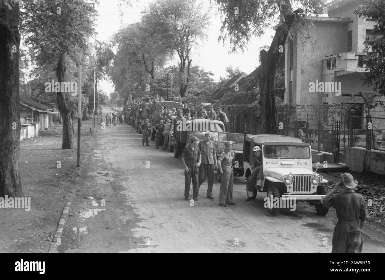 Ritiro truppe olandesi da solo, Klaten e Gondang Winangoe Sabato, Novembre 12th [1949] prese la T.N.I. la città di solo sulle truppe olandesi. L'ultimo convoglio olandese alla periferia della città pronto per la partenza Data: 12 novembre 1949 luogo: Indonesia, Java, Indie orientali olandesi Foto Stock