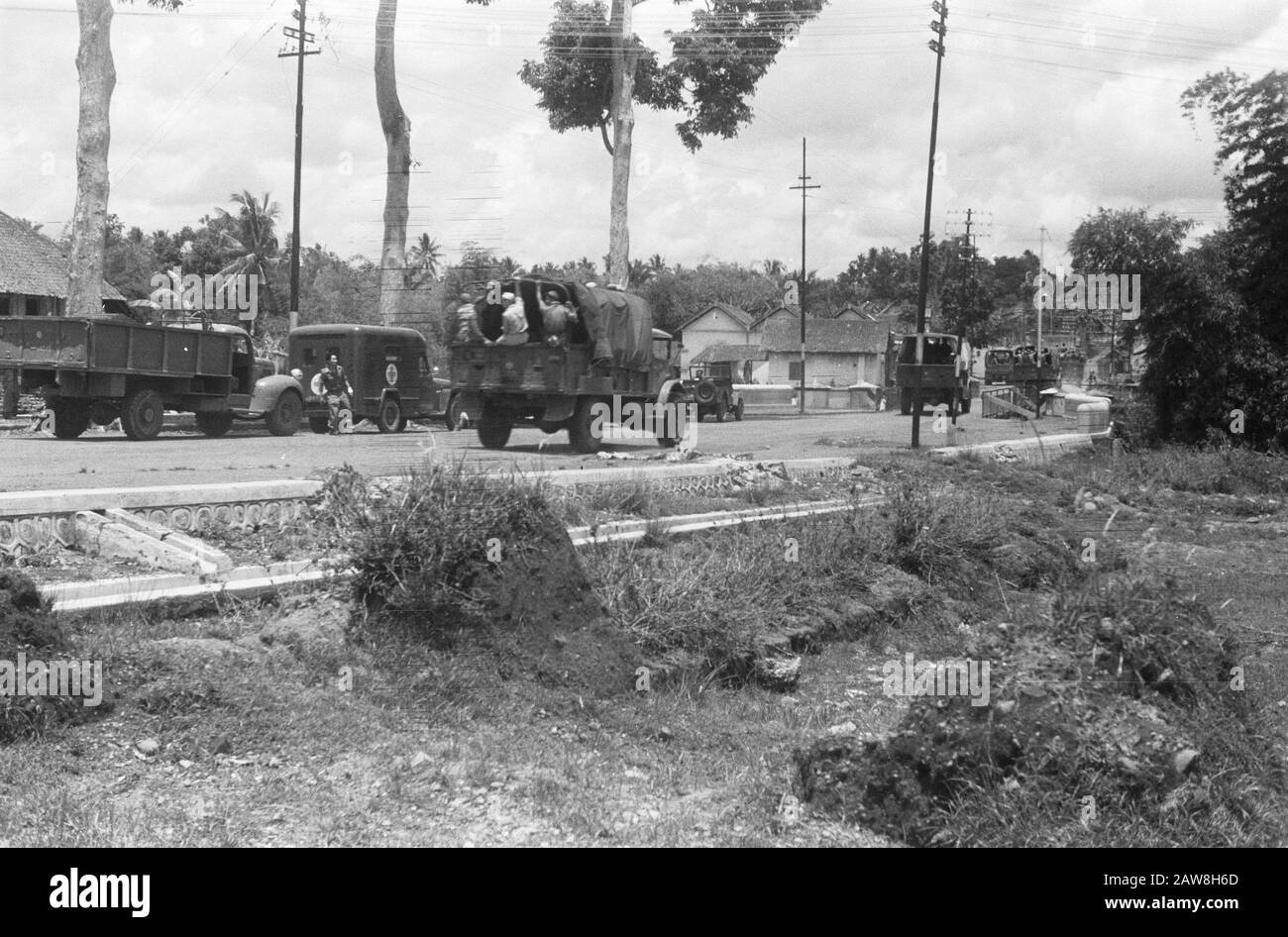 Il ritiro delle truppe olandesi Intorno all'Indonesia sono ora le aree di pattuglia olandesi, a volte in intere regenze contemporaneamente, il T.N.I. trasferito. Al piccolo avamposti si fa il trasferimento una piccola cerimonia, come la stiratura della bandiera olandese e l'argano la bandiera repubblicana. Trasferimento di un post Bojolali in Java centrale .. Un camion guida i soldati lungo una colonna fissa Data: 10 novembre 1949 luogo: Indonesia, Java, Indie orientali olandesi Foto Stock