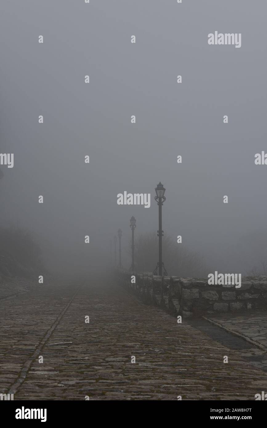 Approccio al Castello di Rozafa nella nebbia fitta (Albania) Foto Stock