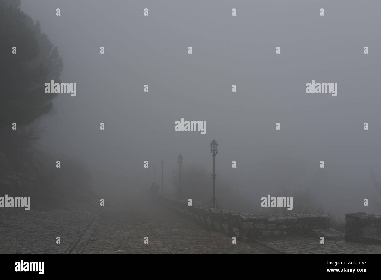 Approccio al Castello di Rozafa nella nebbia fitta (Albania) Foto Stock