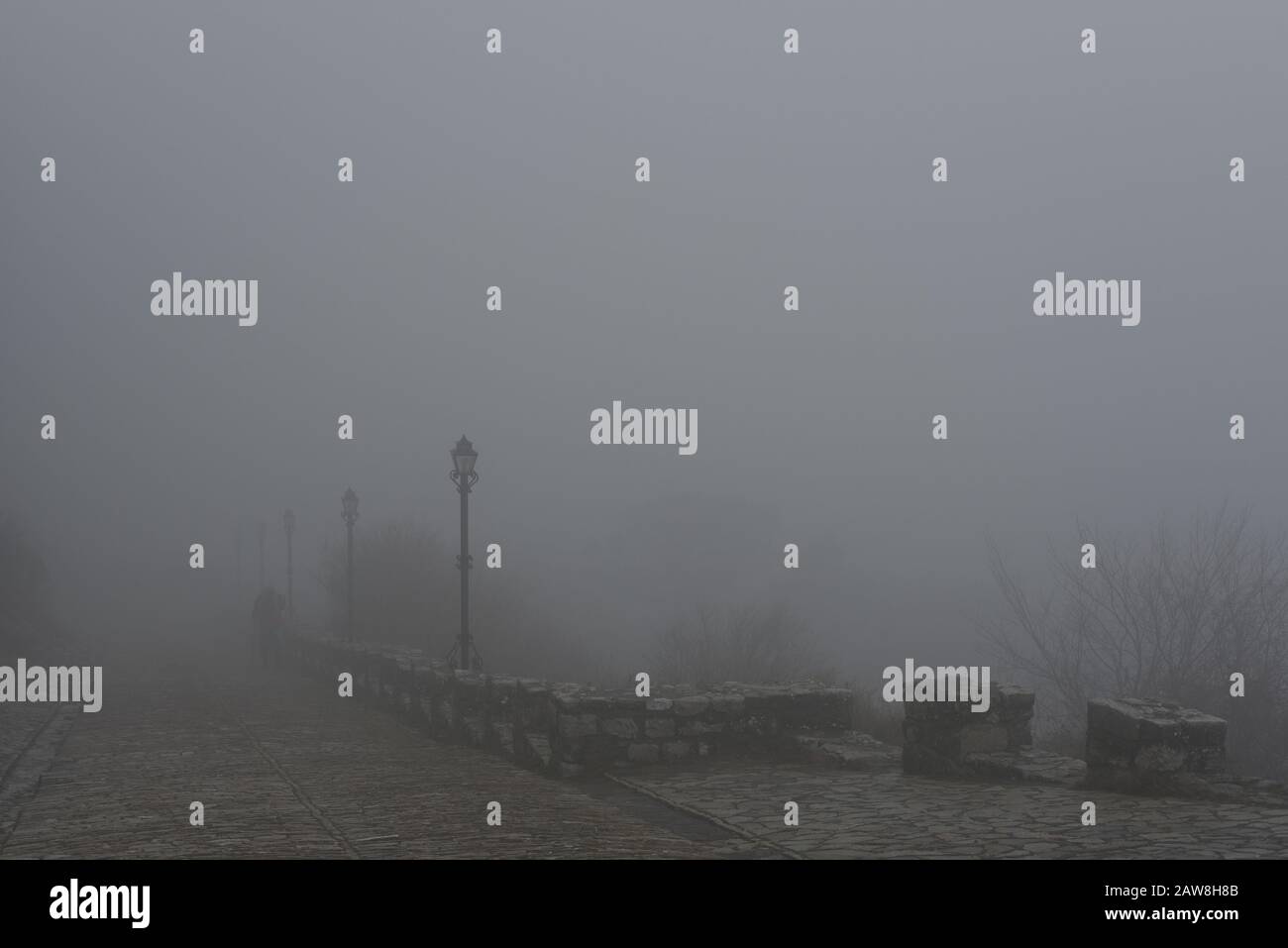 Approccio al Castello di Rozafa nella nebbia fitta (Albania) Foto Stock