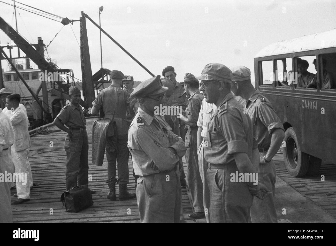L'articolo sul "trasporto Di Acqua" e "da nulla a lavoro" Su un ponteggio sono alcuni ufficiali che si parlano l'uno con l'altro. L'ufficiale con gli occhiali è un cappellano o cappellano. A destra un autobus a sinistra la data della nave: 15 settembre 1948 Ubicazione: Indonesia Indie orientali olandesi Foto Stock