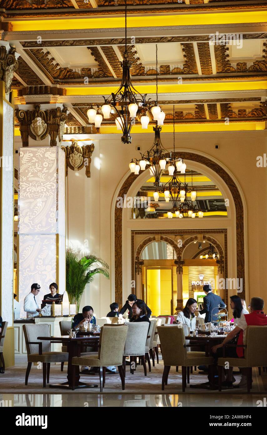 Persone che hanno tè pomeridiano nella lobby del Peninsula Hotel, Kowloon Hong Kong Asia Foto Stock