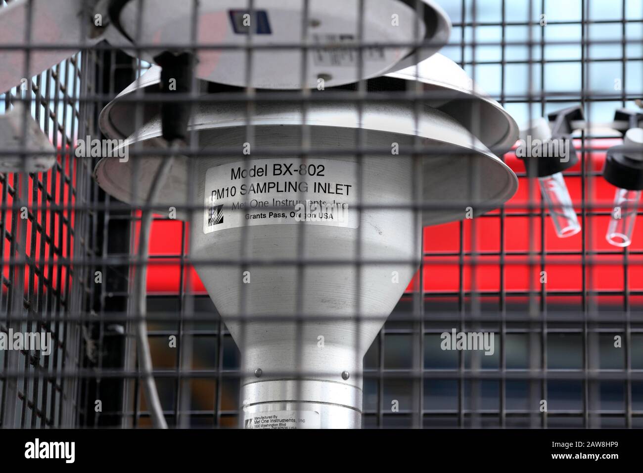 Primo piano di un monitor dell'inquinamento atmosferico su Oxford Street di Londra, che mostra l'ingresso di campionamento per la raccolta e la misurazione delle particelle di PM10. Foto Stock