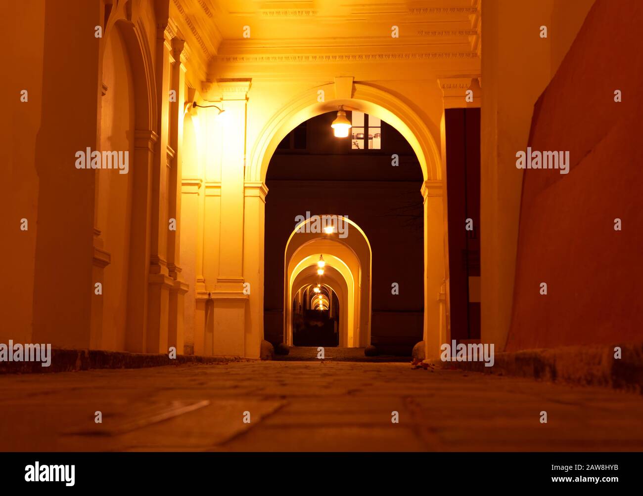passaggio con archi illuminati di notte Foto Stock