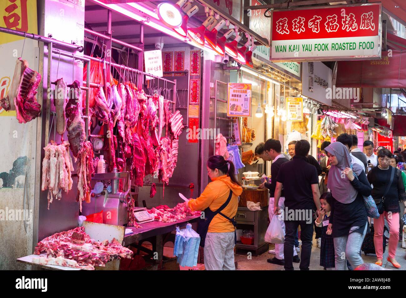 Asia Street scene - le persone che acquistano per il cibo nel Quartiere Wan Chai, Hong Kong Island, Hong Kong Asia esempio di vita quotidiana asiatica Foto Stock