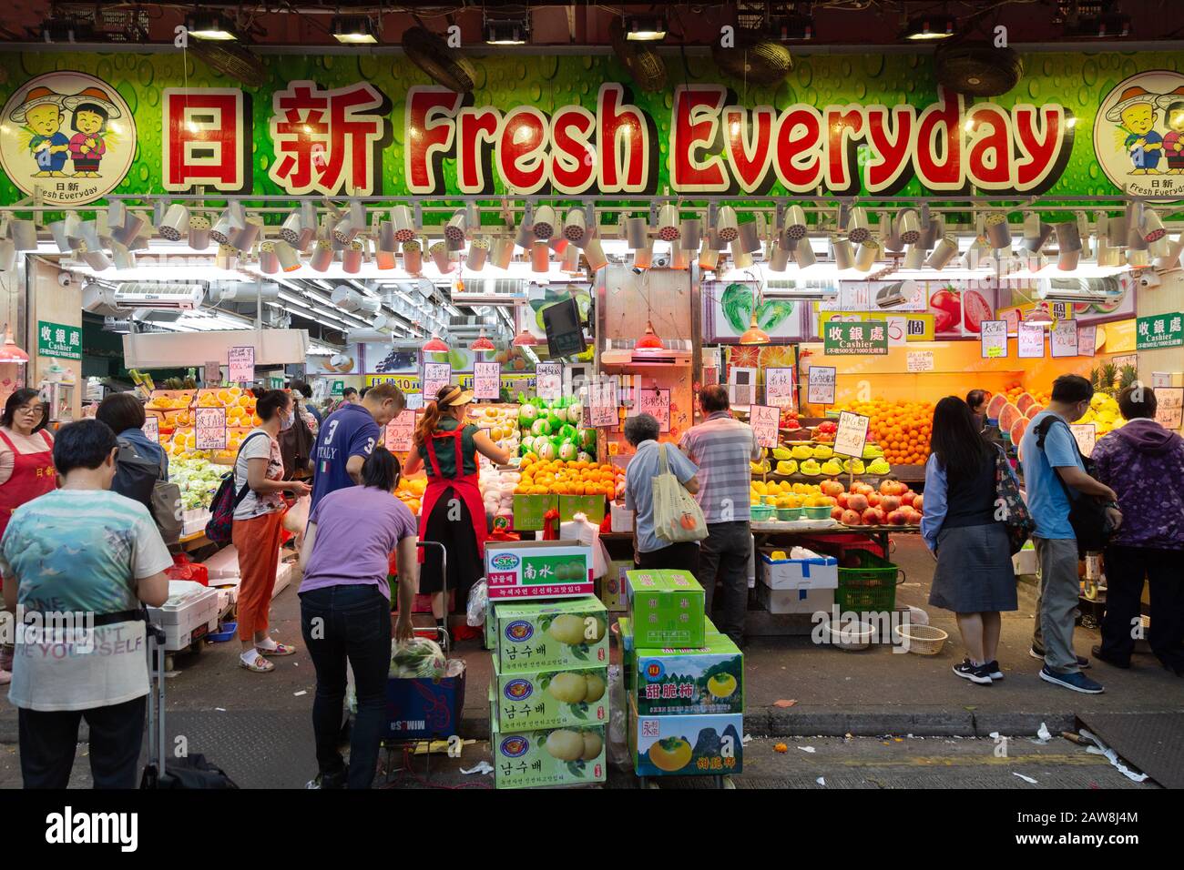 Mercato di Hong Kong, Asia - le persone che acquistano frutta fresca e verdura in una varietà di bancarelle, Wan Chai District, Hong Kong Island, Hong Kong Asia Foto Stock