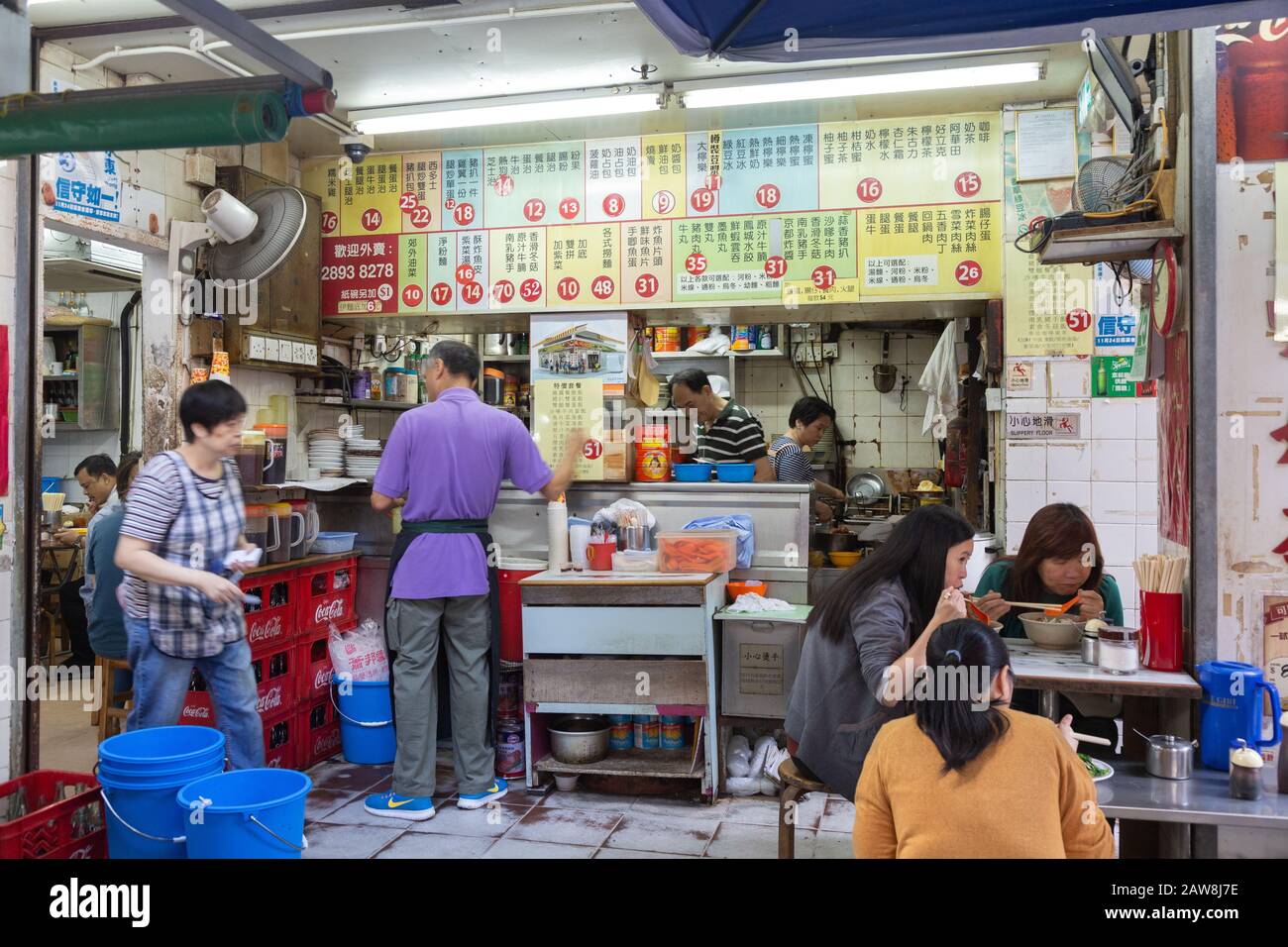 Cibo di strada asiatico; persone che mangiano in un caffè o uno stallo alimentare stradale, WAN Chai distretto, Hong Kong Asia - esempio di stile di vita asiatico Foto Stock