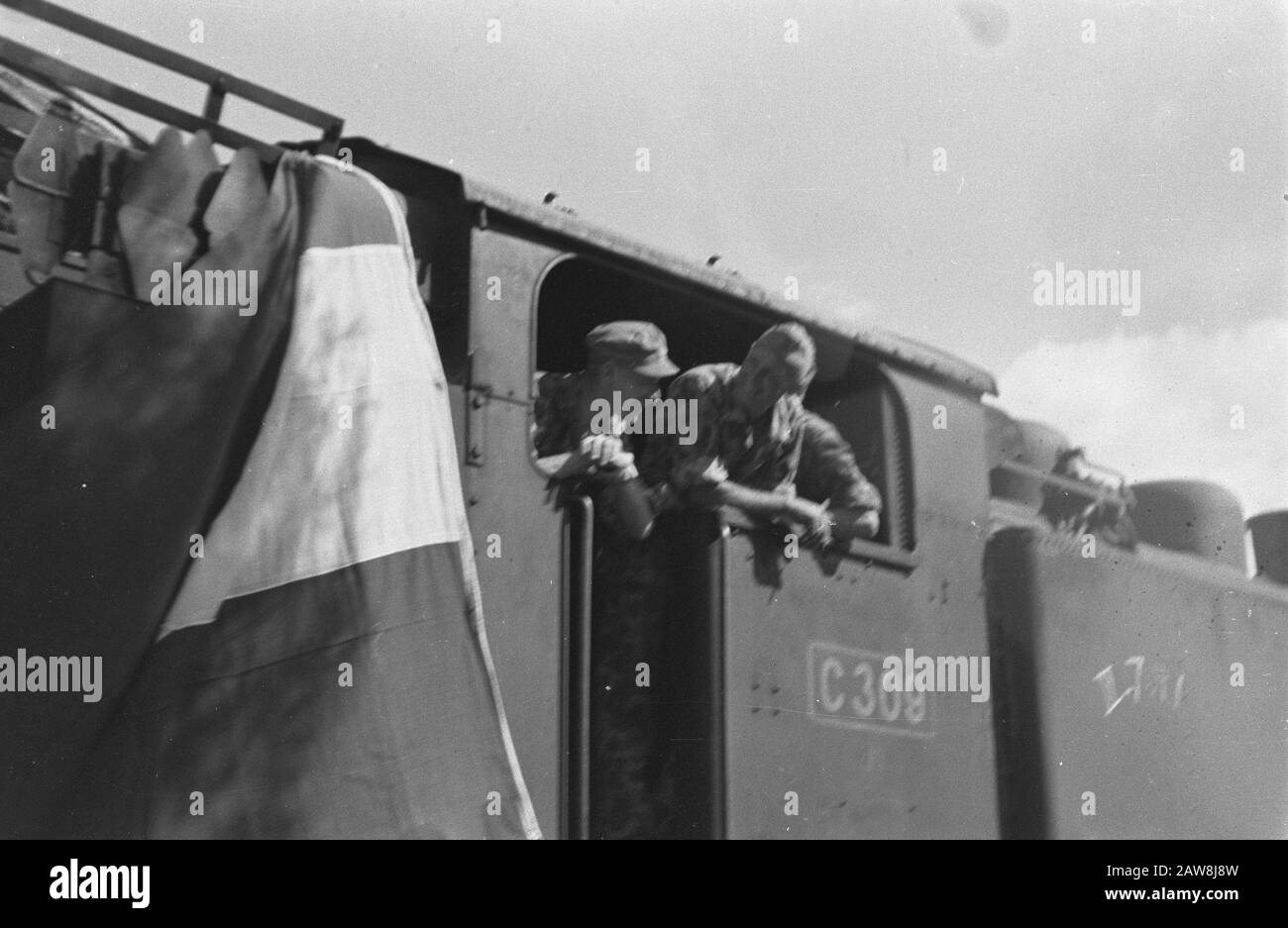 Soldati in una locomotiva a vapore, con bandiera olandese Data: Luglio 1947 Ubicazione: Indonesia Indie orientali olandesi Foto Stock