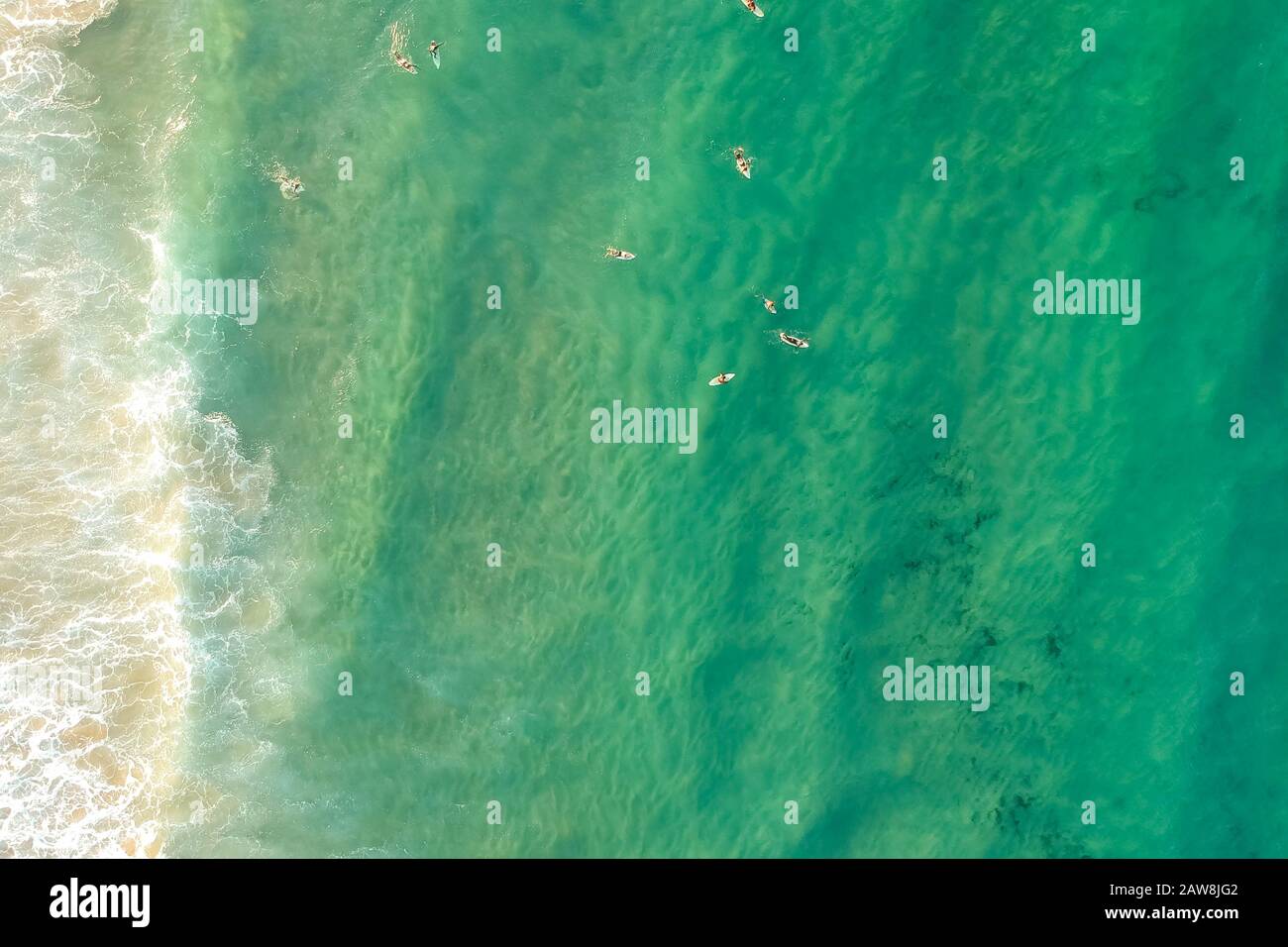 vista dall'alto fuco di acqua verde con surfer Foto Stock