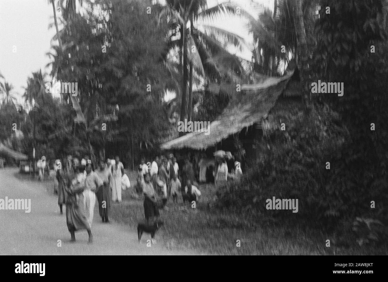Padang [Padang. The Dessabevolking Emerge] Data: Luglio 1947 Luogo: Indonesia Indie Orientali Olandesi Foto Stock