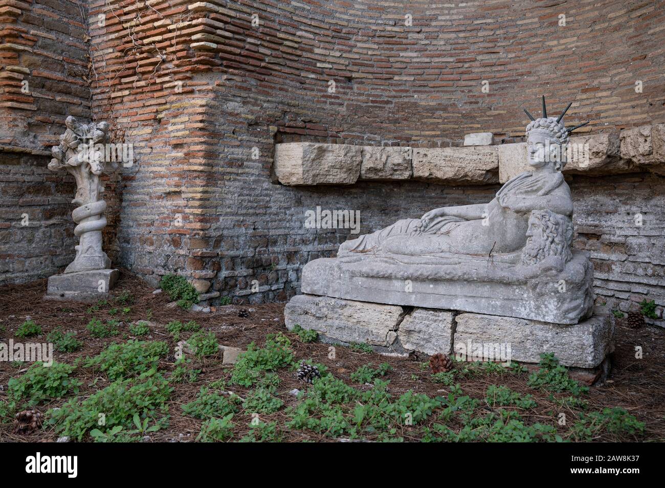 Roma. Italia. Ostia Antica. Campus della Magna Mater, Santuario di Attis. Replica gesso cast (l'originale è nel Vaticano Museu Foto Stock