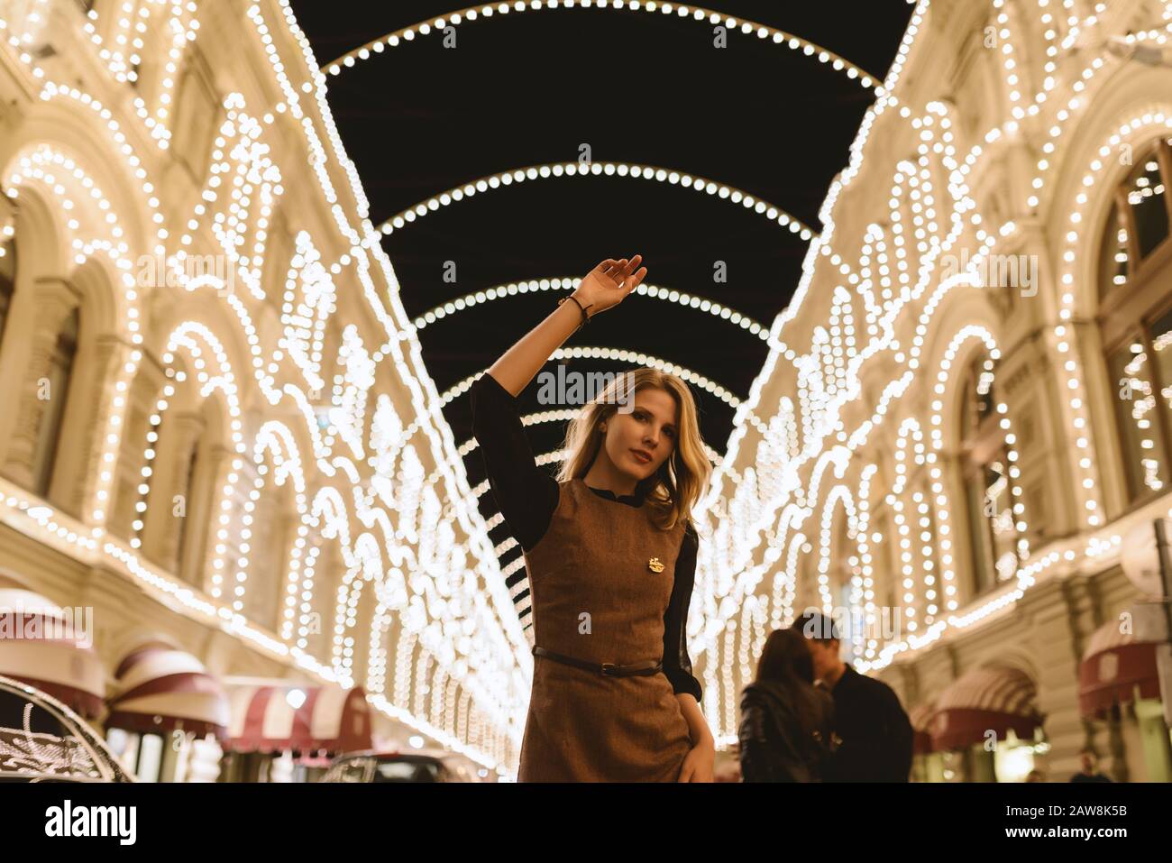 All'esterno Ritratto di giovane e bella donna di notte. Messa a fuoco selettiva. ISO elevata shot. Foto Stock