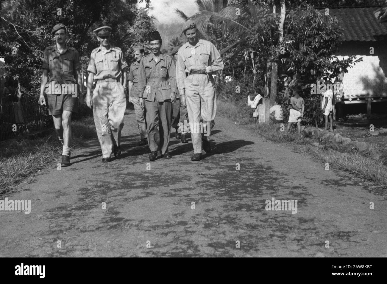 Il primo ministro di Pasundan ha visitato 3rd brigade vicino Tasikmalaya Data: Dicembre 1948 luogo: Indonesia Indie orientali olandesi Foto Stock