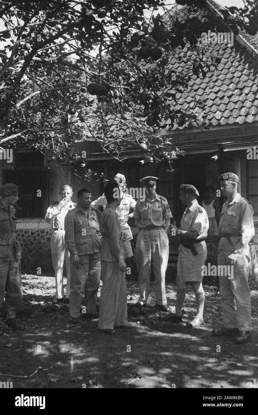 Il primo Ministro di Pasundan ha visitato la 3rd brigata vicino a Tasikmalaya Data: 12/01/1948 luogo: Indonesia Indie orientali olandesi Foto Stock