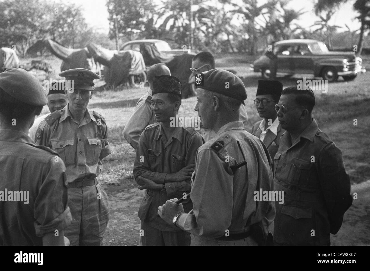 Il primo ministro di Pasundan ha visitato 3rd brigade vicino Tasikmalaya Data: Dicembre 1948 luogo: Indonesia Indie orientali olandesi Foto Stock