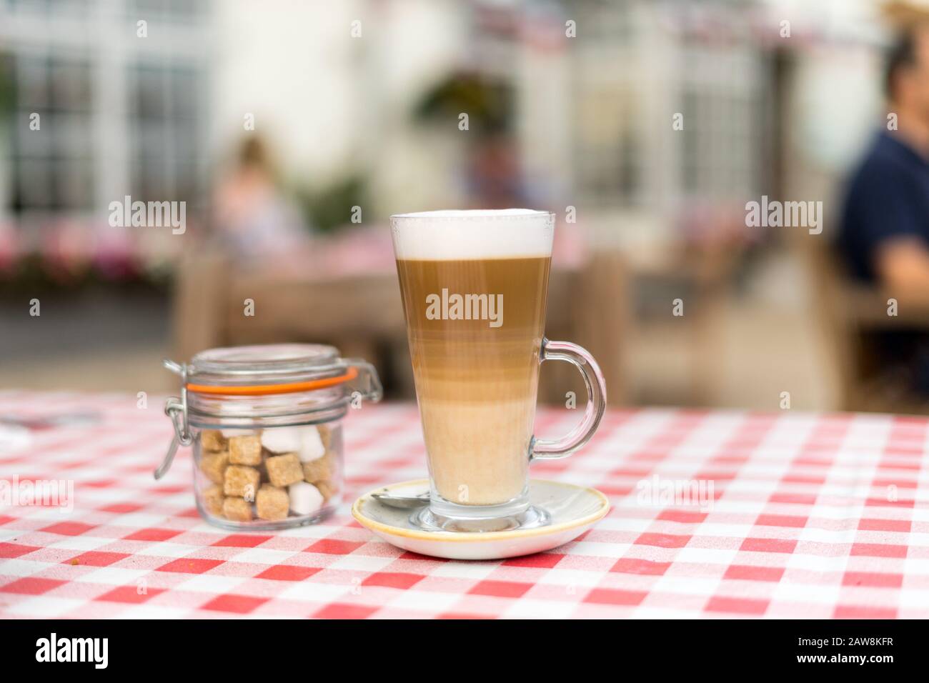 Coffee latte on Garden Table of English pub in Midlands, Regno Unito Foto Stock